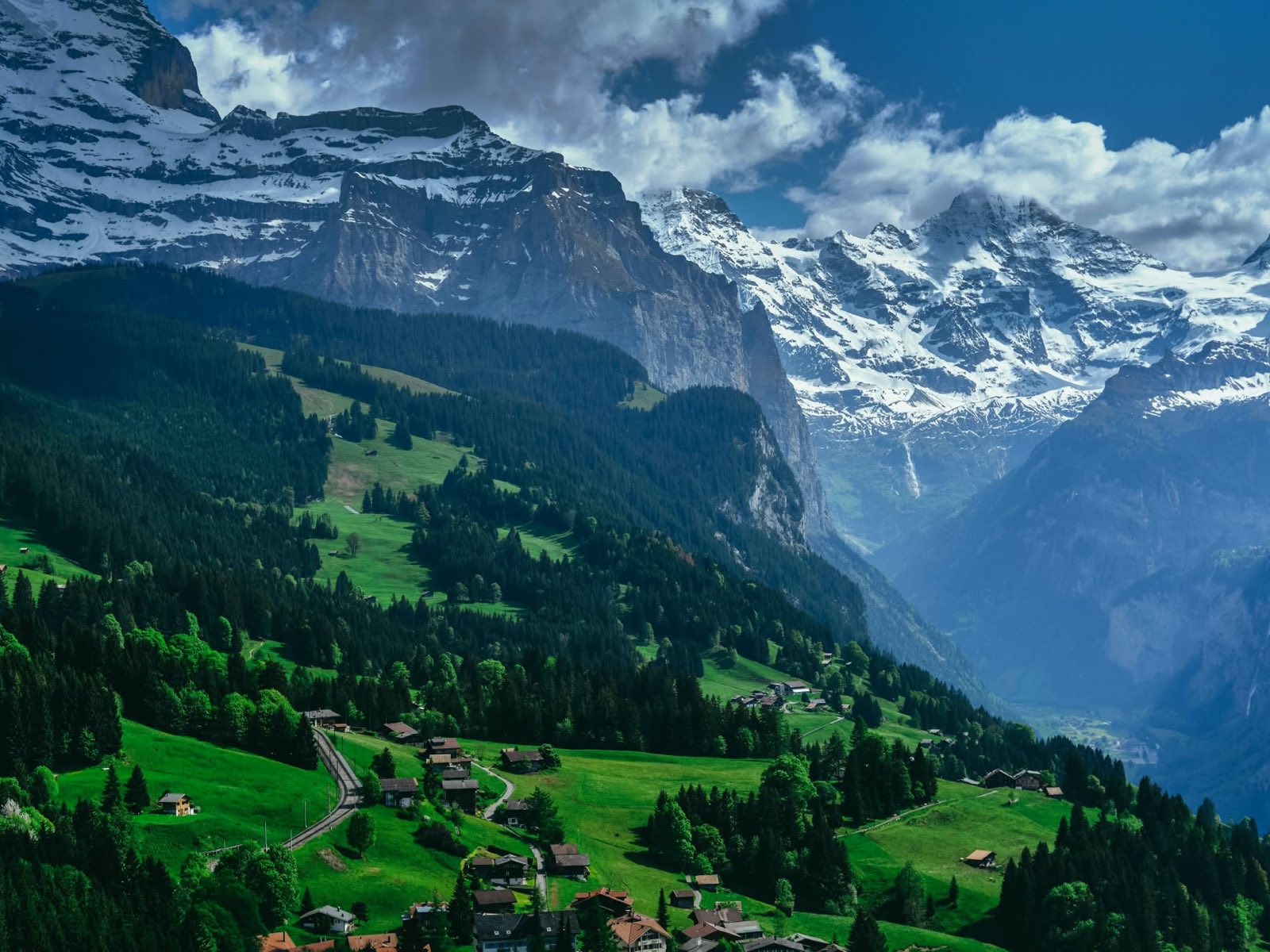 Sommets des Alpes au coucher du soleil : flous à gauche de la barre, nets à droite